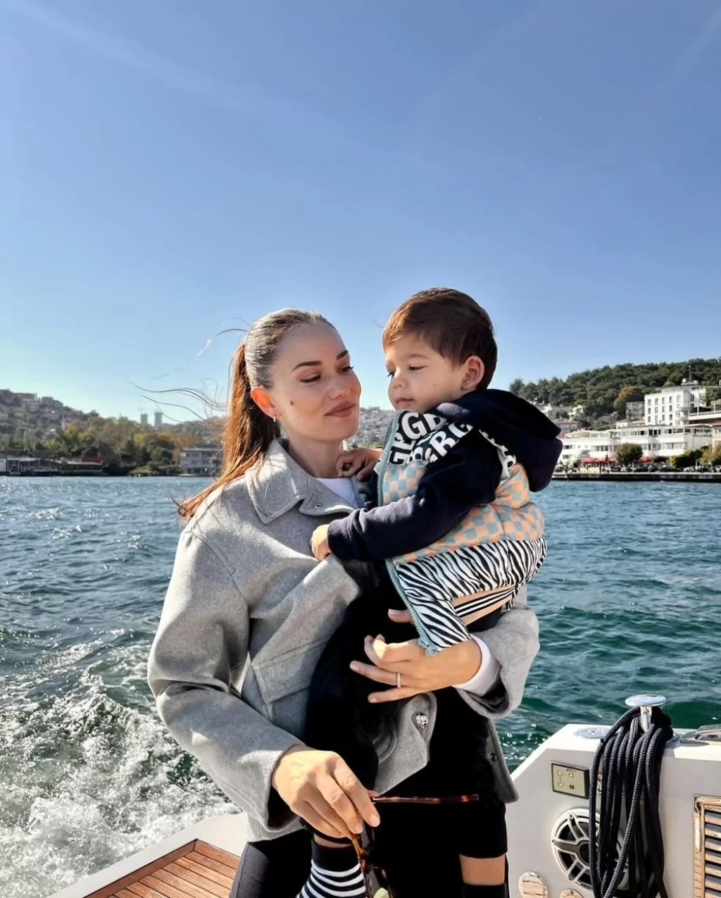 Fahriye Evcen, oğullarıyla tekne pozları paylaştı