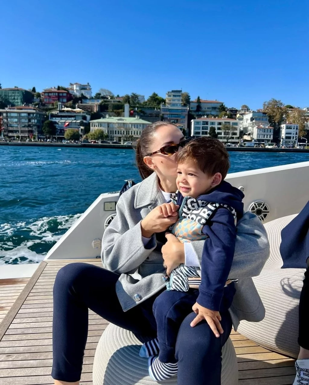 Fahriye Evcen, oğullarıyla tekne pozları paylaştı