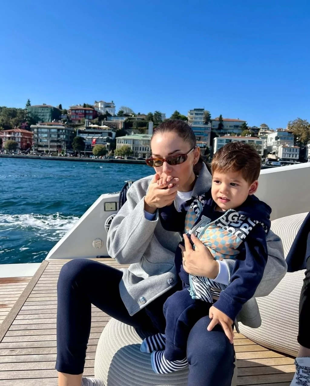 Fahriye Evcen, oğullarıyla tekne pozları paylaştı