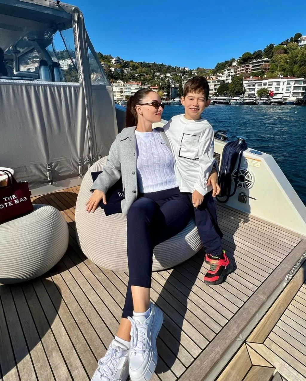 Fahriye Evcen, oğullarıyla tekne pozları paylaştı