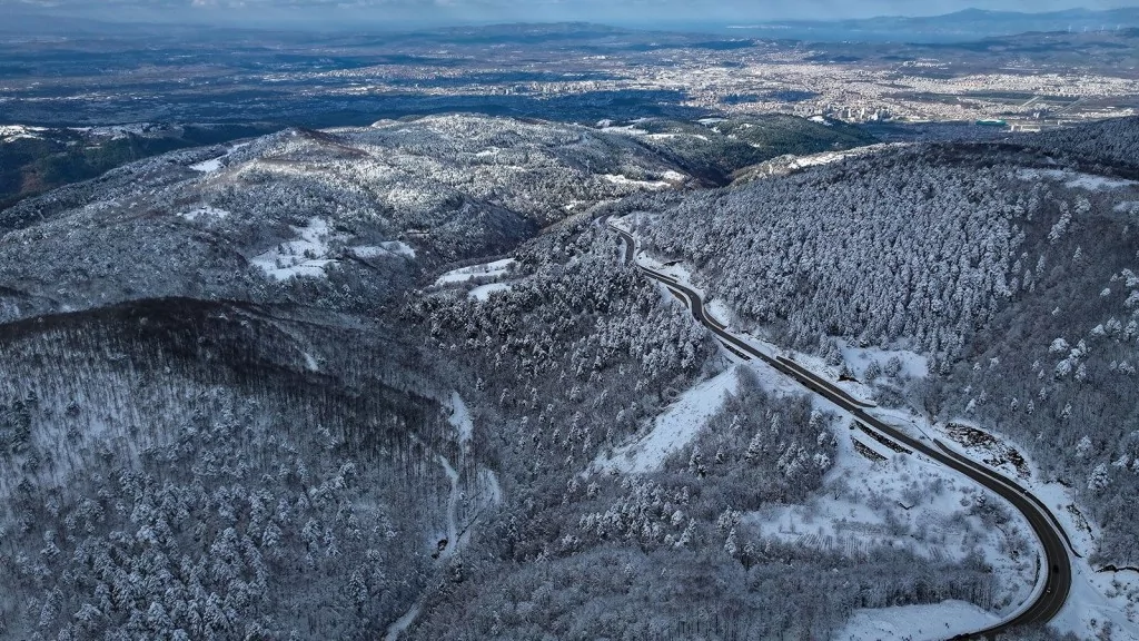 Uludağ'ın yolları beyaza büründü