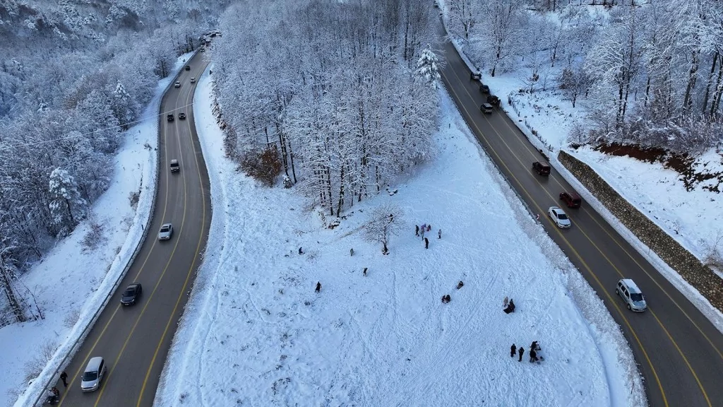 Uludağ'ın yolları beyaza büründü