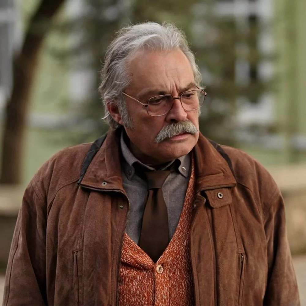 İkinci kez Emmy'e aday gösterilen Haluk Bilginer kırmızı halıda boy gösterdi