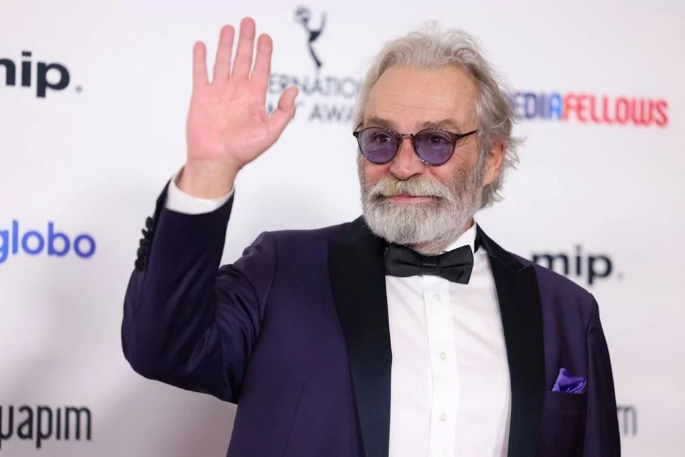 İkinci kez Emmy'e aday gösterilen Haluk Bilginer kırmızı halıda boy gösterdi