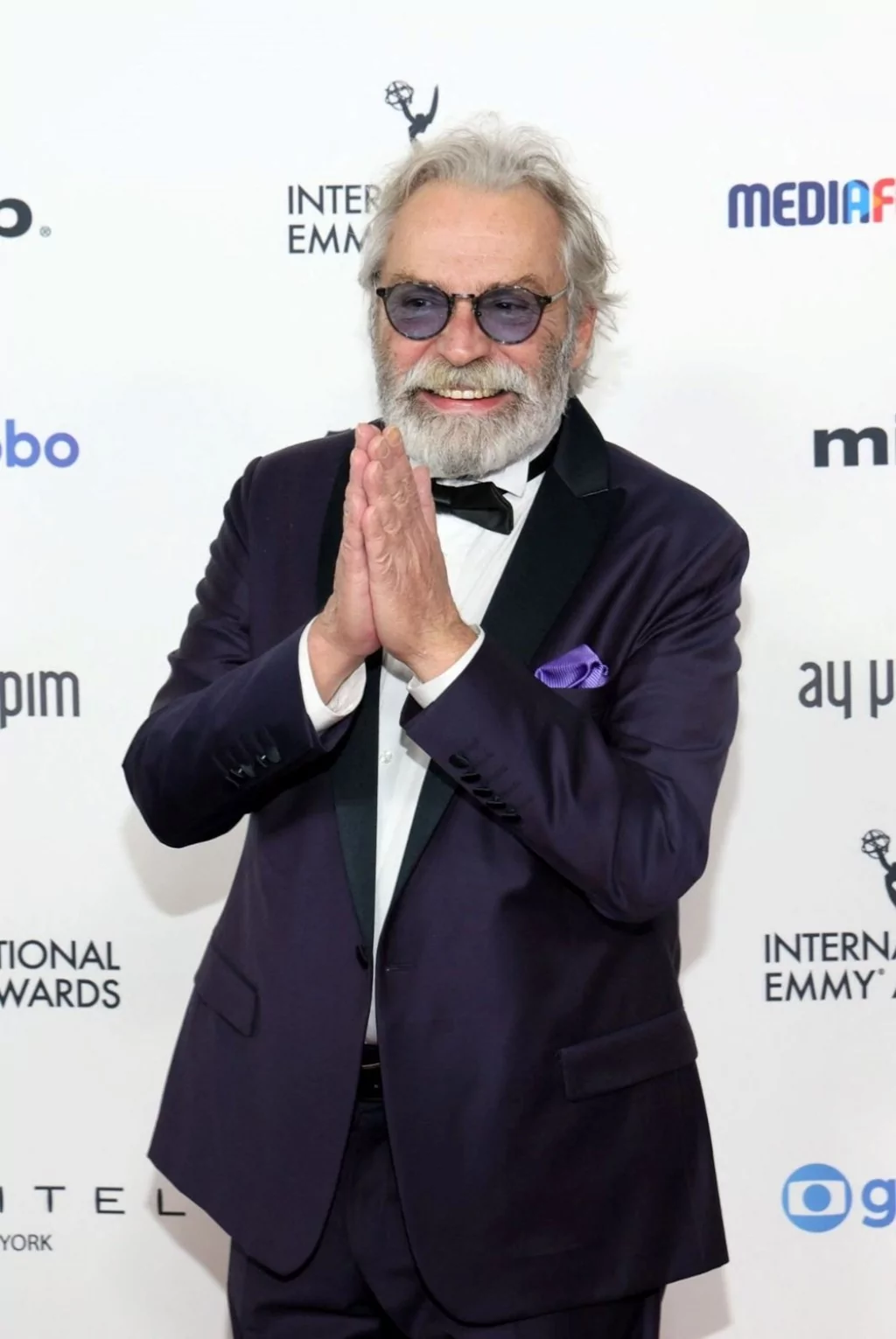 İkinci kez Emmy'e aday gösterilen Haluk Bilginer kırmızı halıda boy gösterdi