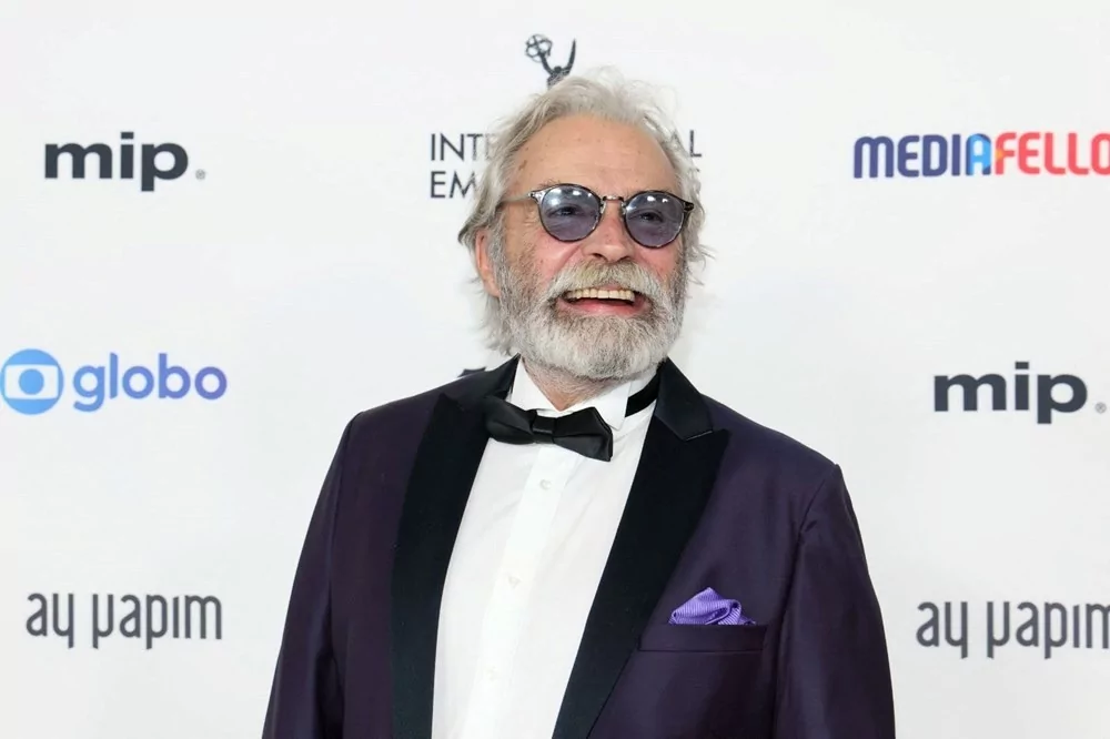 İkinci kez Emmy'e aday gösterilen Haluk Bilginer kırmızı halıda boy gösterdi