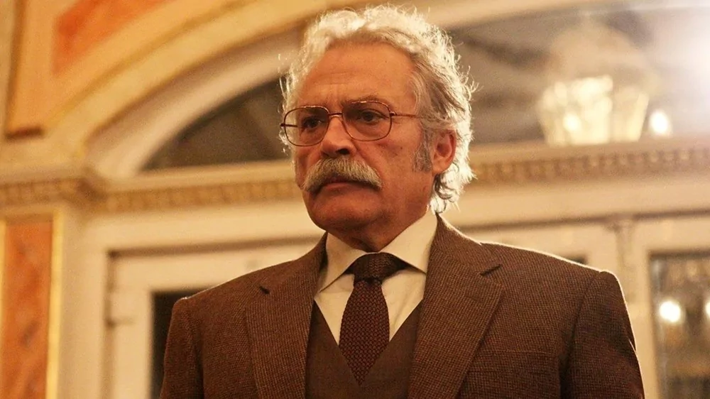 İkinci kez Emmy'e aday gösterilen Haluk Bilginer kırmızı halıda boy gösterdi