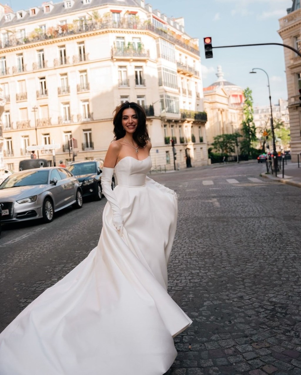 Melisa Aslı Pamuk nişan fotoğraflarını sosyal medyada paylaştı
