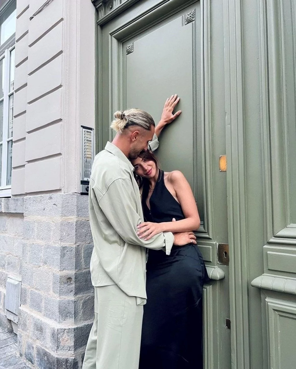 Melisa Aslı Pamuk nişan fotoğraflarını sosyal medyada paylaştı