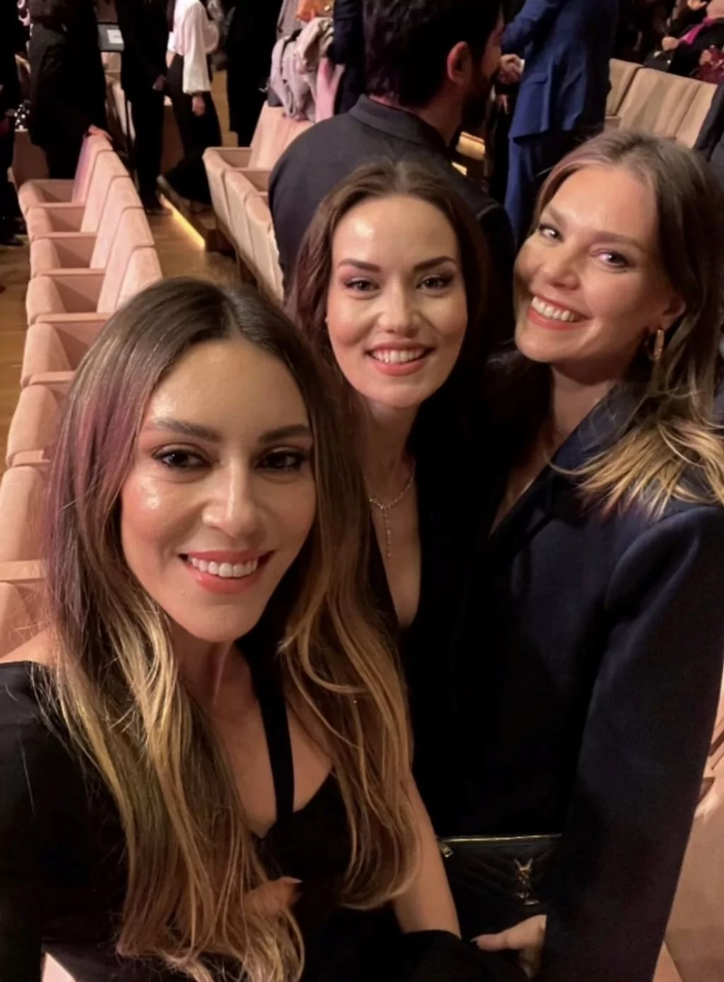 Fahriye Evcen, Aslı Enver ve Sinem Kobal'dan yıllar sonra gelen aynı poz