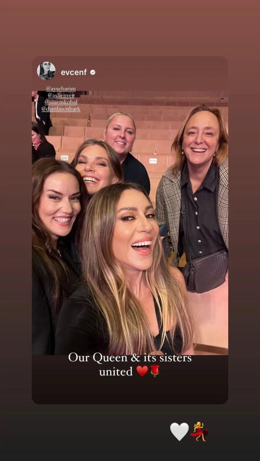 Fahriye Evcen, Aslı Enver ve Sinem Kobal'dan yıllar sonra gelen aynı poz