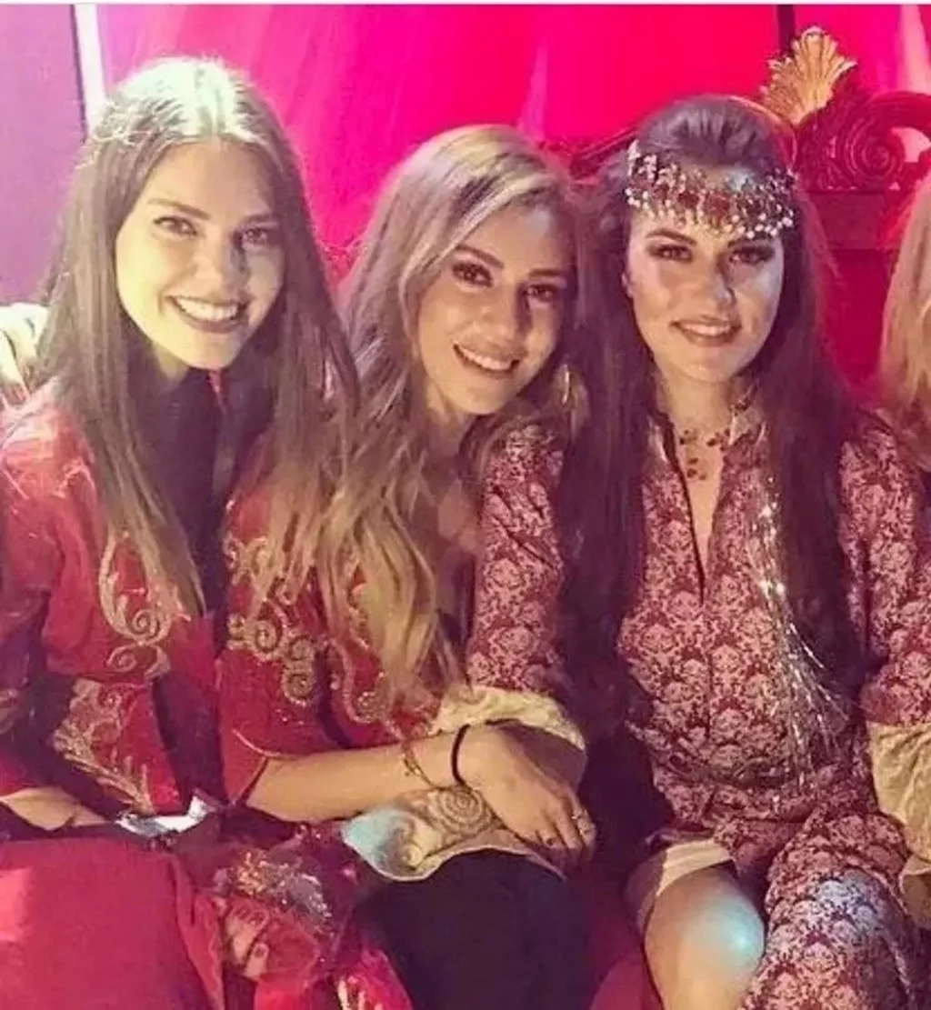 Fahriye Evcen, Aslı Enver ve Sinem Kobal'dan yıllar sonra gelen aynı poz