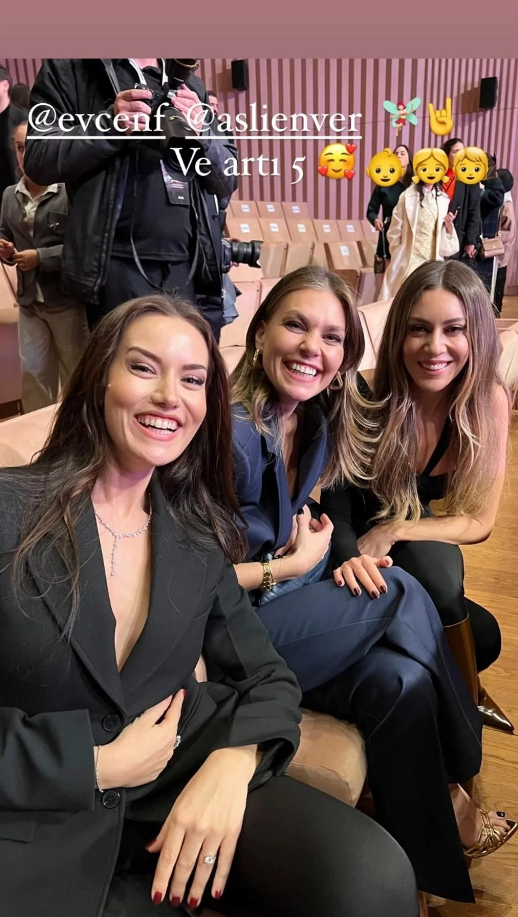 Fahriye Evcen, Aslı Enver ve Sinem Kobal'dan yıllar sonra gelen aynı poz