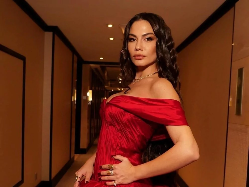 Demet Özdemir ödül törenindeki tarzı ile gündemde