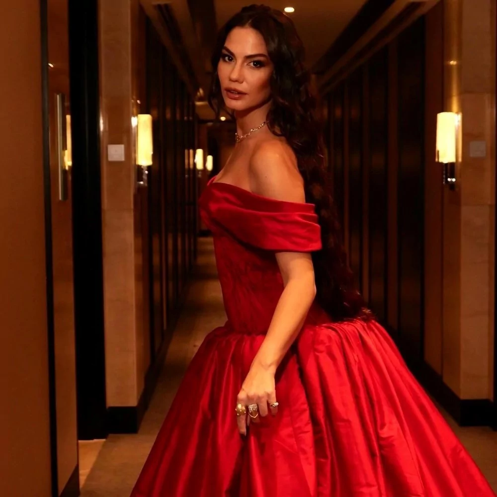 Demet Özdemir ödül törenindeki tarzı ile gündemde