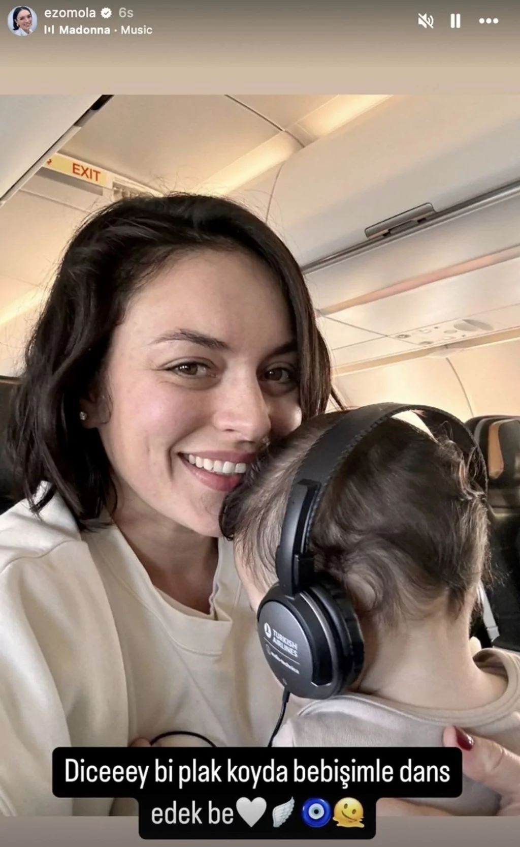 Ezgi Mola oğlu Can ile poz verdi