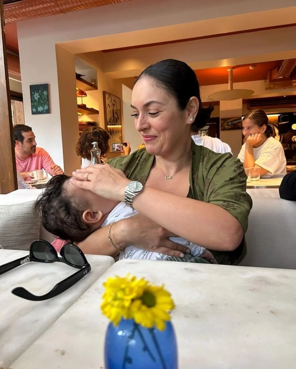 Ezgi Mola oğlu Can ile poz verdi