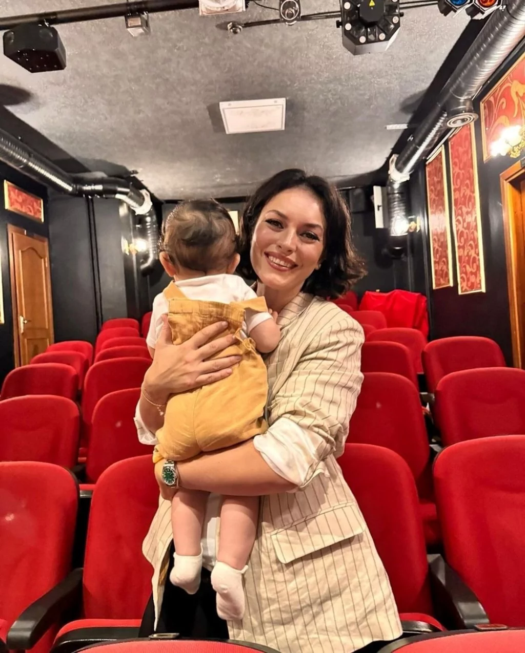 Ezgi Mola oğlu Can ile poz verdi