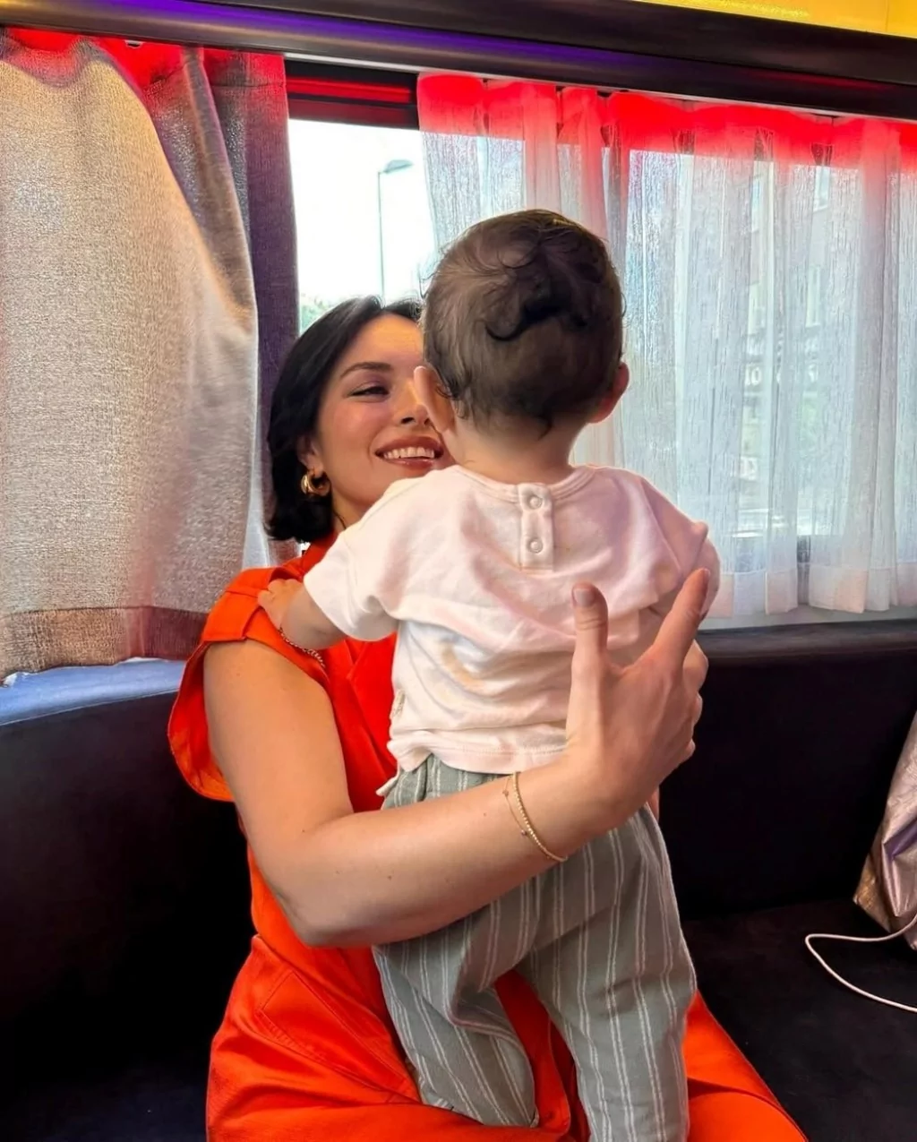 Ezgi Mola oğlu Can ile poz verdi