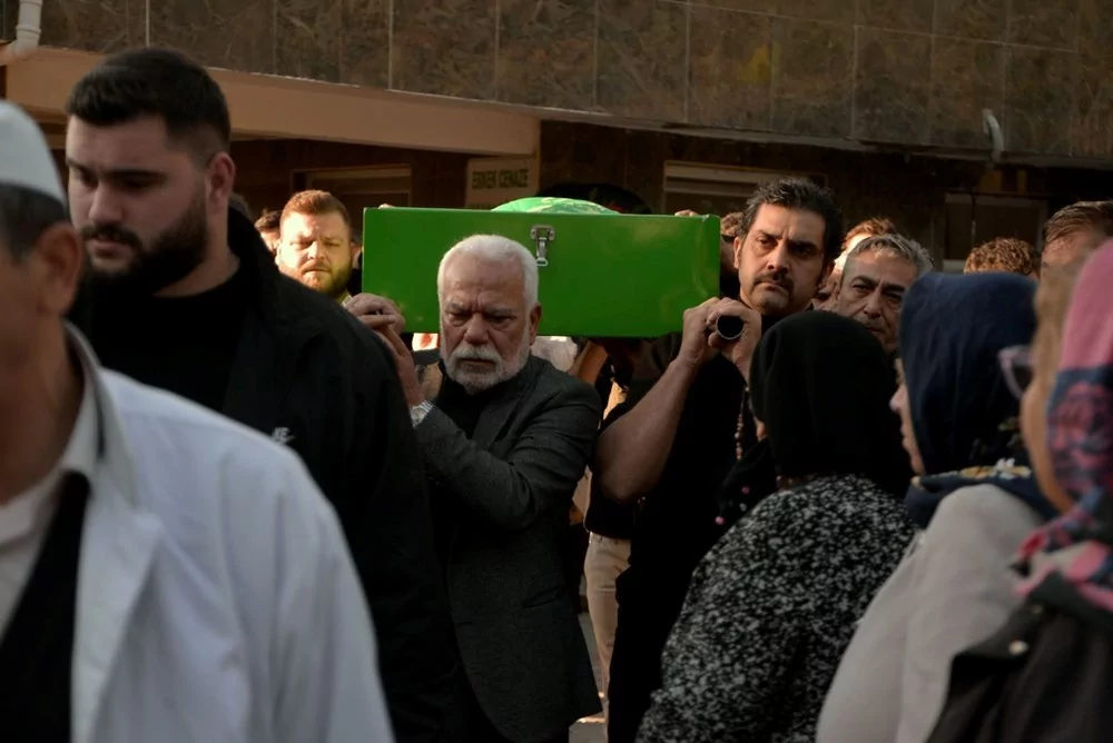 Bayhan'dan acı haber! Babasını son yolculuğuna uğurladı