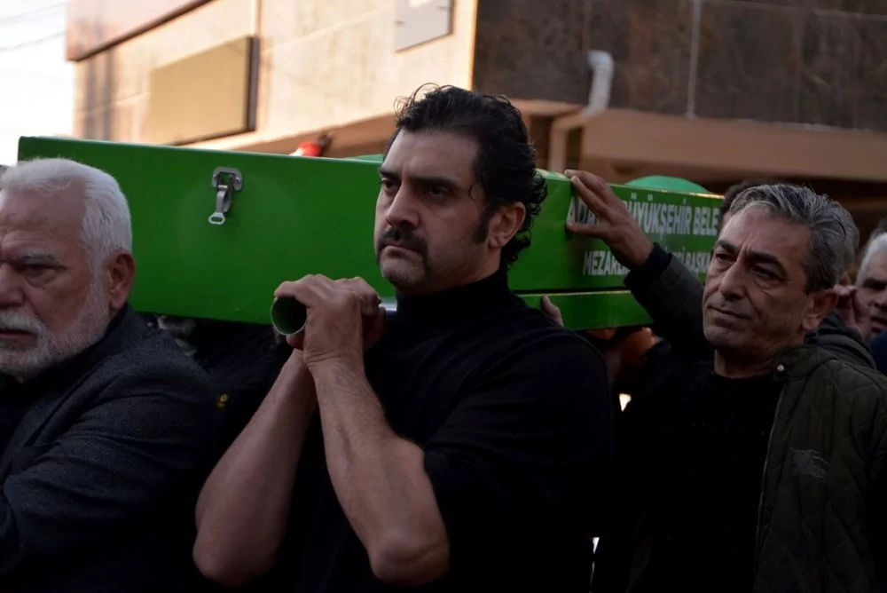 Bayhan'dan acı haber! Babasını son yolculuğuna uğurladı