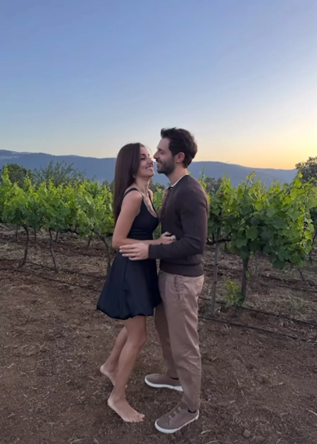 Hande Erçel ile Hakan Sabancı, ikinci yıllarını kutladı