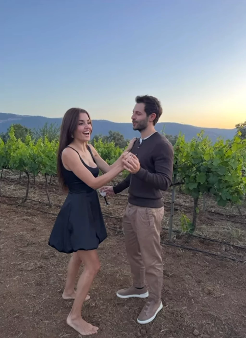 Hande Erçel ile Hakan Sabancı, ikinci yıllarını kutladı