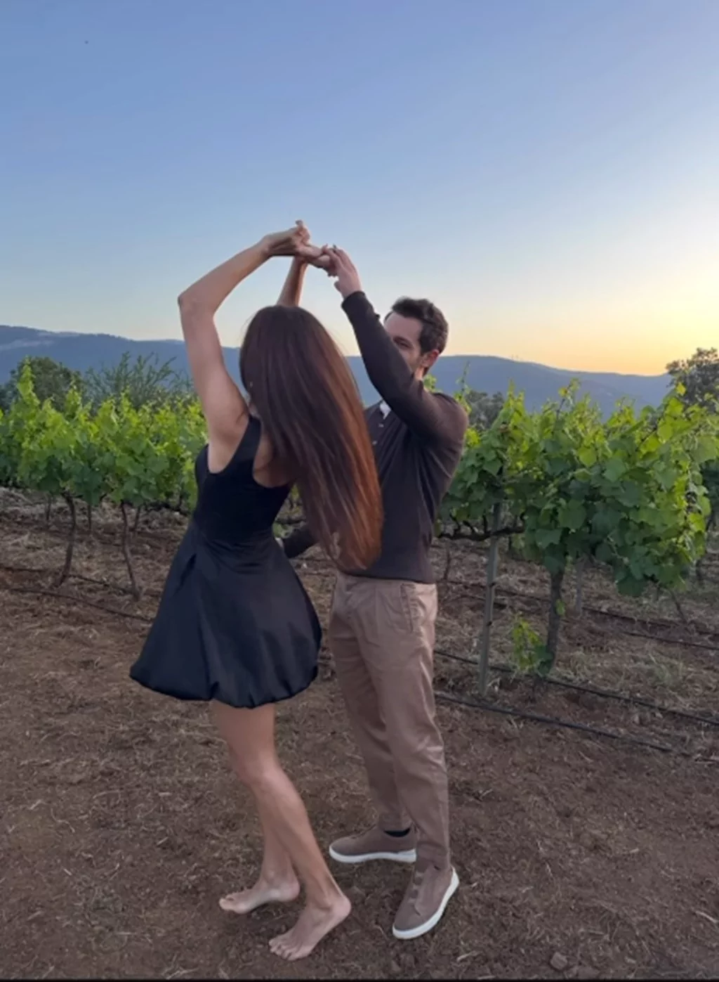 Hande Erçel ile Hakan Sabancı, ikinci yıllarını kutladı