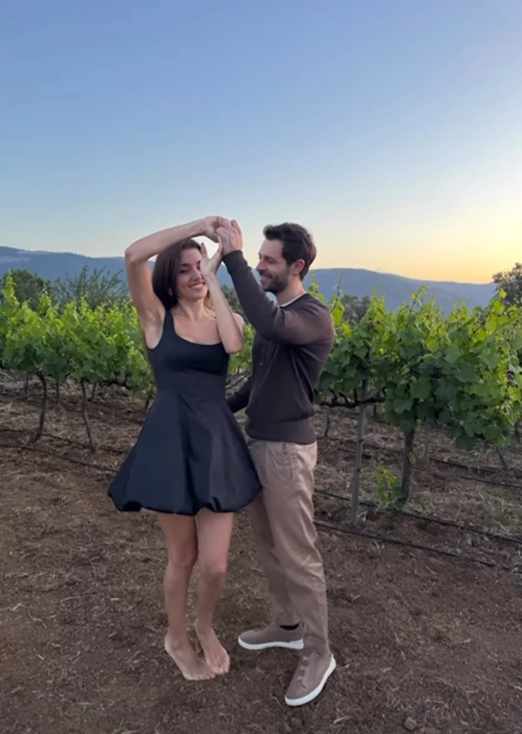 Hande Erçel ile Hakan Sabancı, ikinci yıllarını kutladı