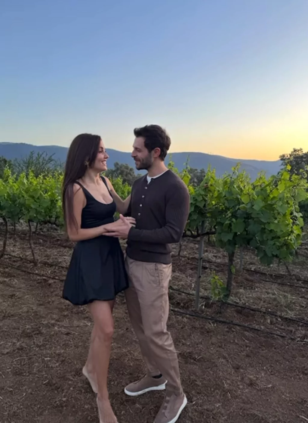 Hande Erçel ile Hakan Sabancı, ikinci yıllarını kutladı