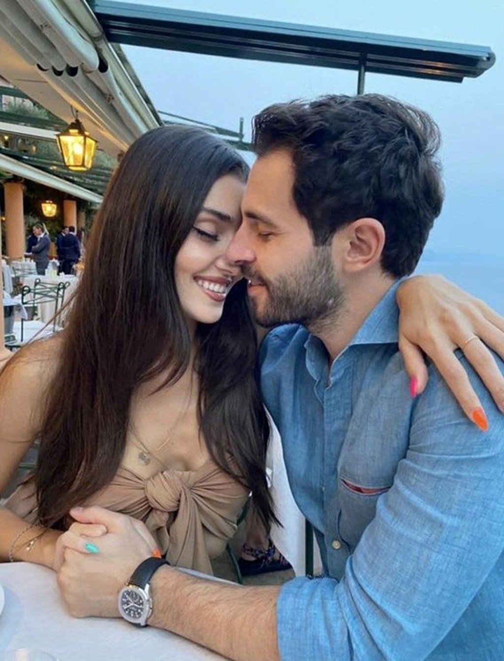 Hande Erçel ile Hakan Sabancı, ikinci yıllarını kutladı
