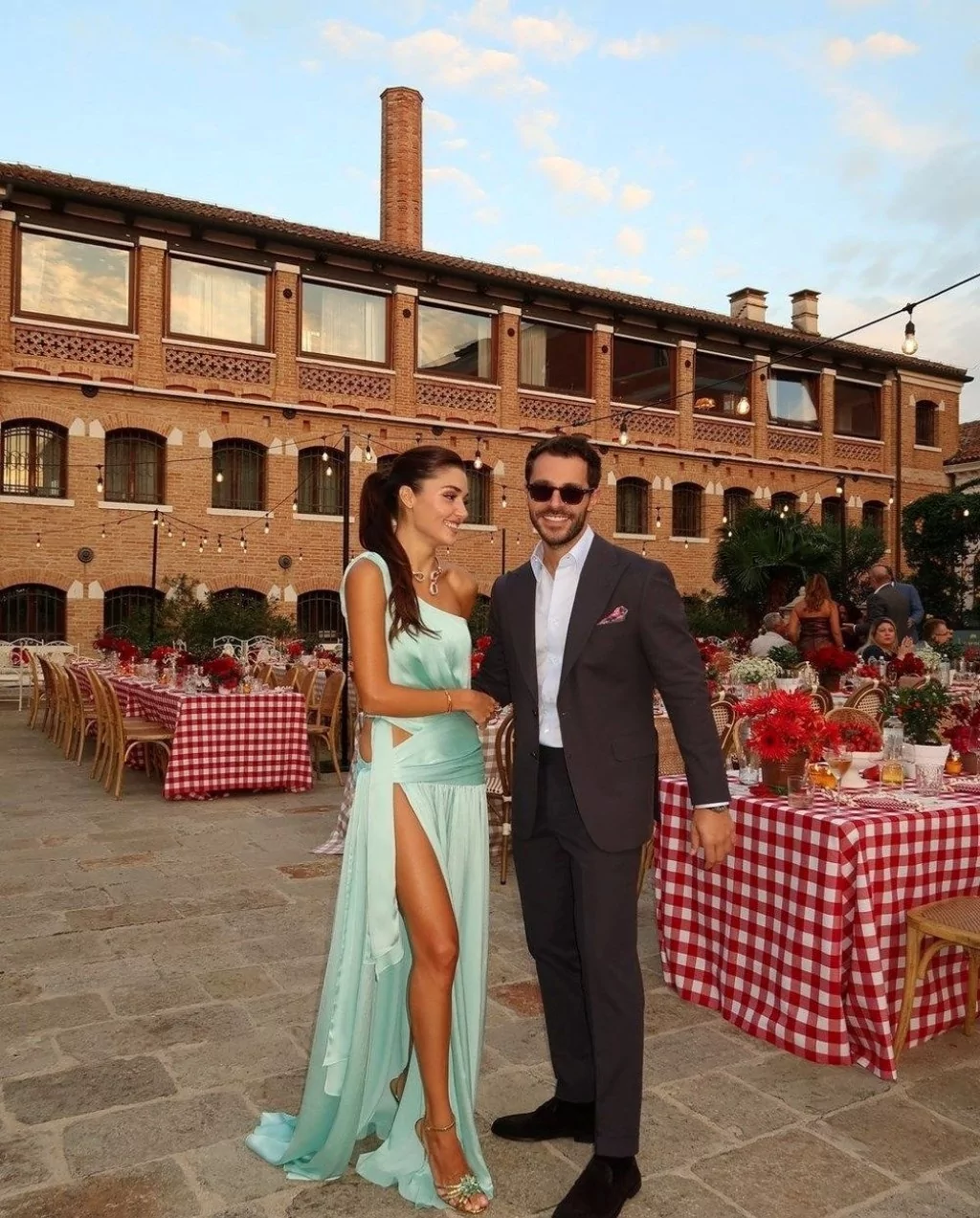 Hande Erçel ile Hakan Sabancı, ikinci yıllarını kutladı