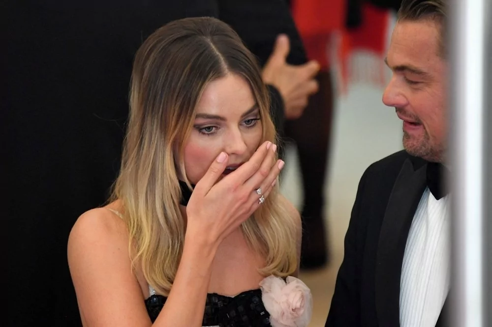 Margot Robbie öpmek yerine DiCapripo'ya tokat attı!