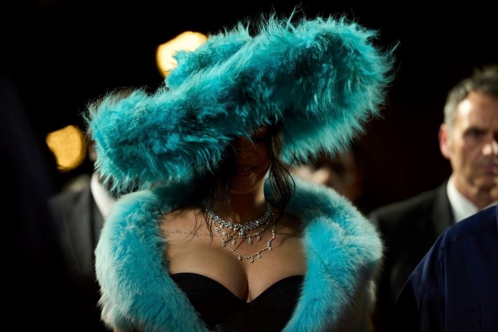 Moda dünyasının en iyileri! Rihanna devasa şapkasıyla katıldı