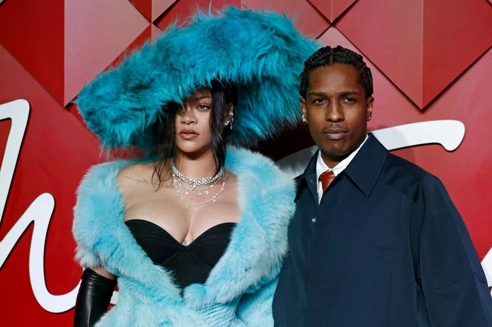 Moda dünyasının en iyileri! Rihanna devasa şapkasıyla katıldı