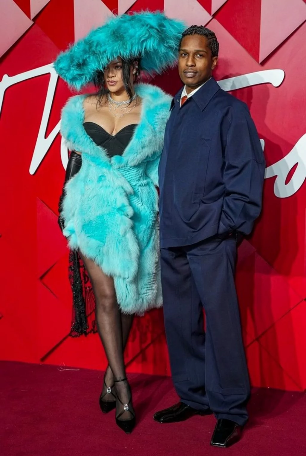 Moda dünyasının en iyileri! Rihanna devasa şapkasıyla katıldı