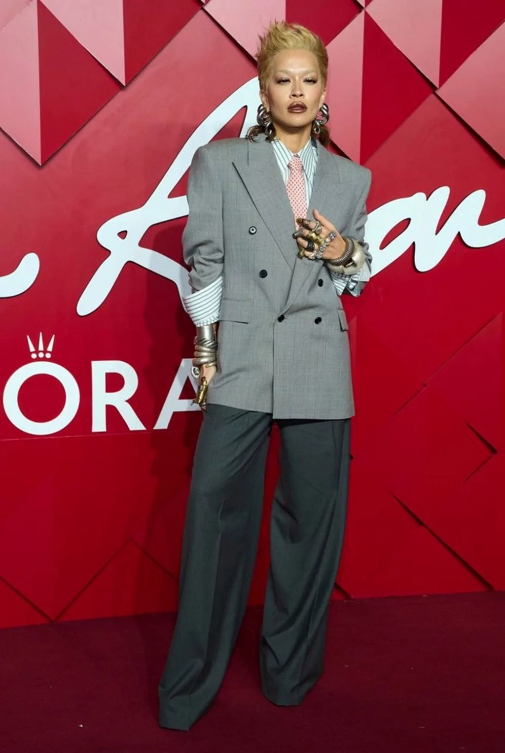 Moda dünyasının en iyileri! Rihanna devasa şapkasıyla katıldı