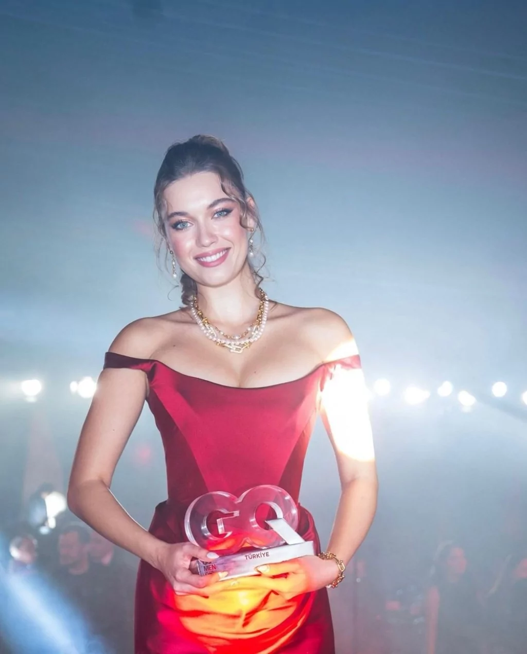 Afra Saraçoğlu'nun stili çok beğenildi