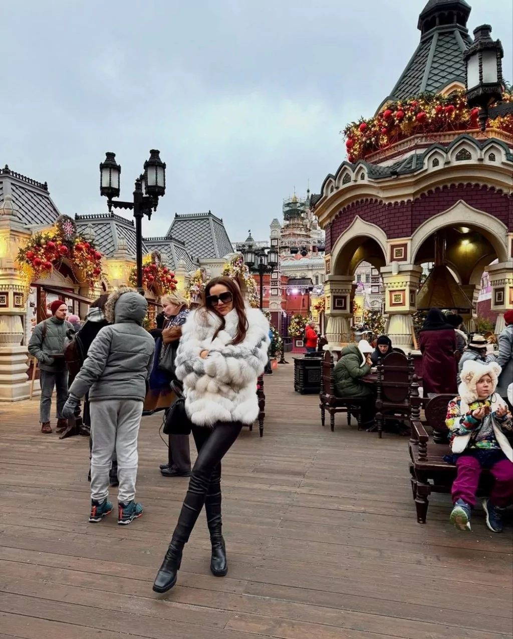 Fahriye Evcen ile Burak Özçivit, Moskova'da aşka geldi!