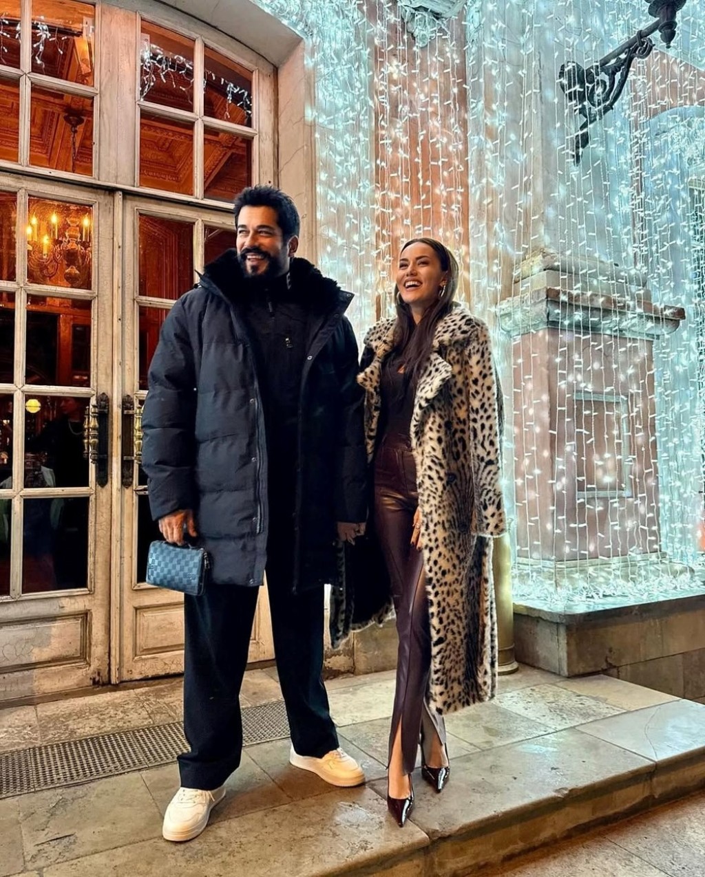 Fahriye Evcen ile Burak Özçivit, Moskova'da aşka geldi!