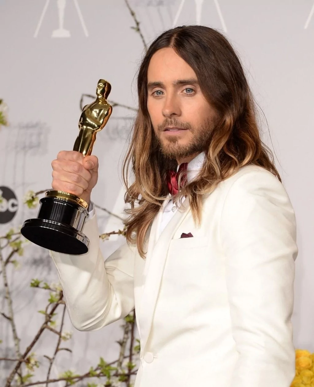 Jared Leto kaybettiği Oscar heykelini buldu
