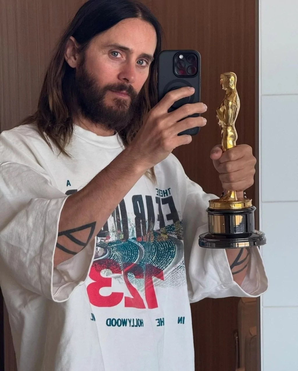 Jared Leto kaybettiği Oscar heykelini buldu