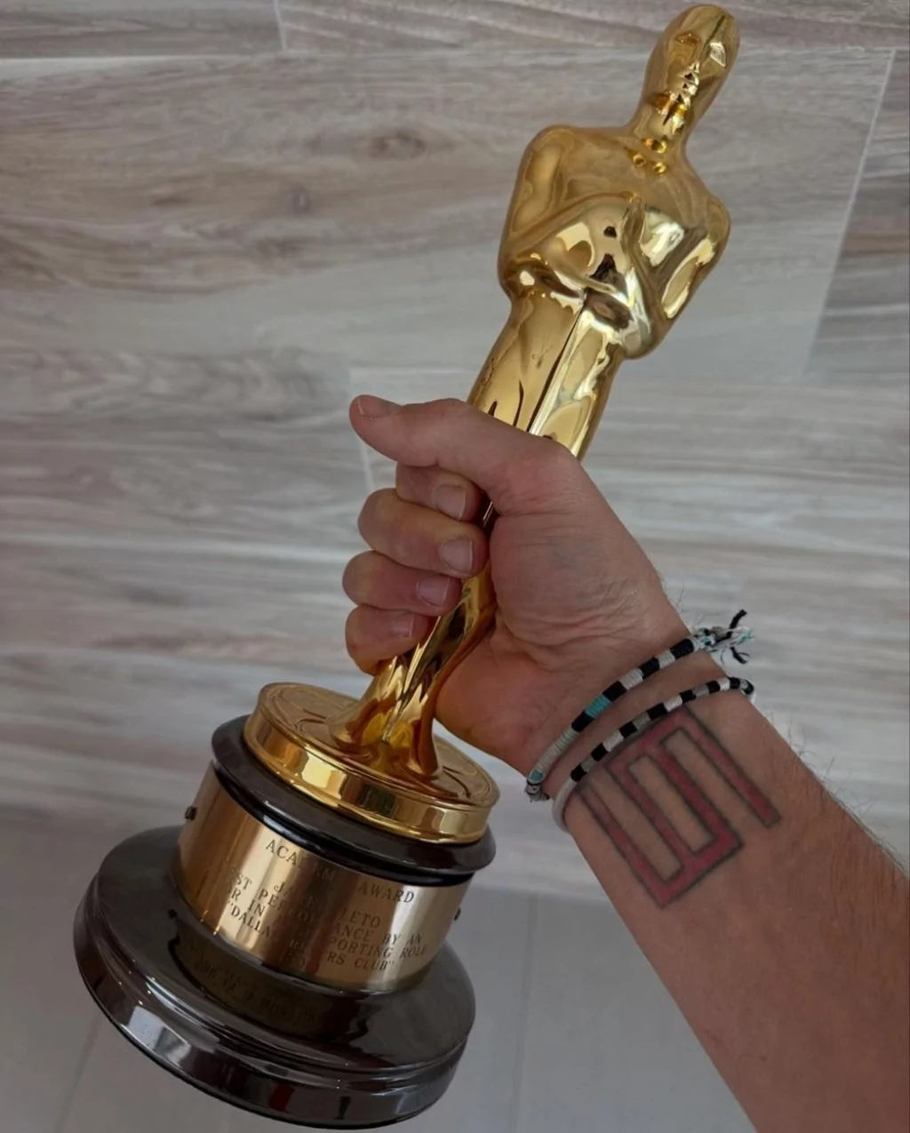 Jared Leto kaybettiği Oscar heykelini buldu