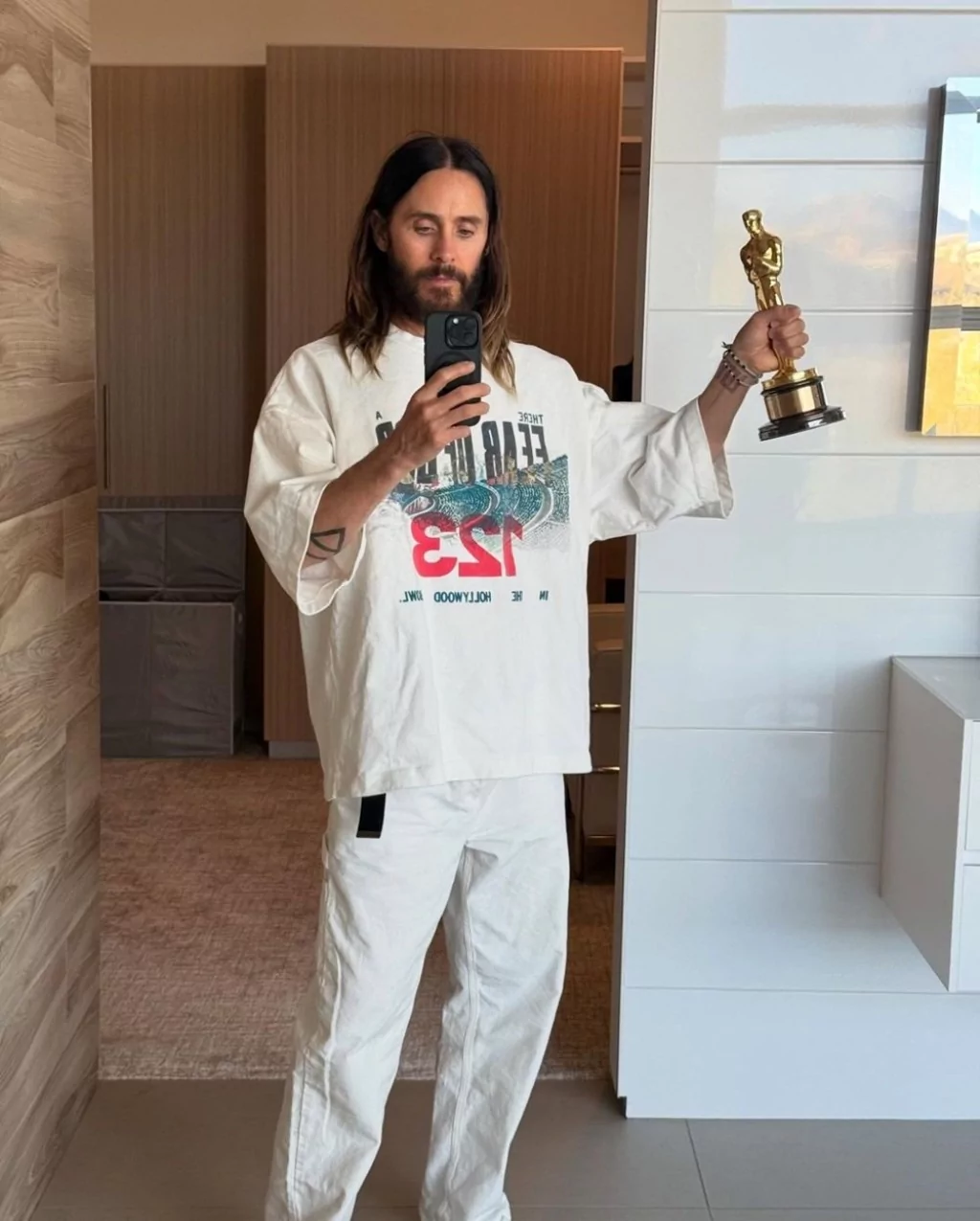 Jared Leto kaybettiği Oscar heykelini buldu