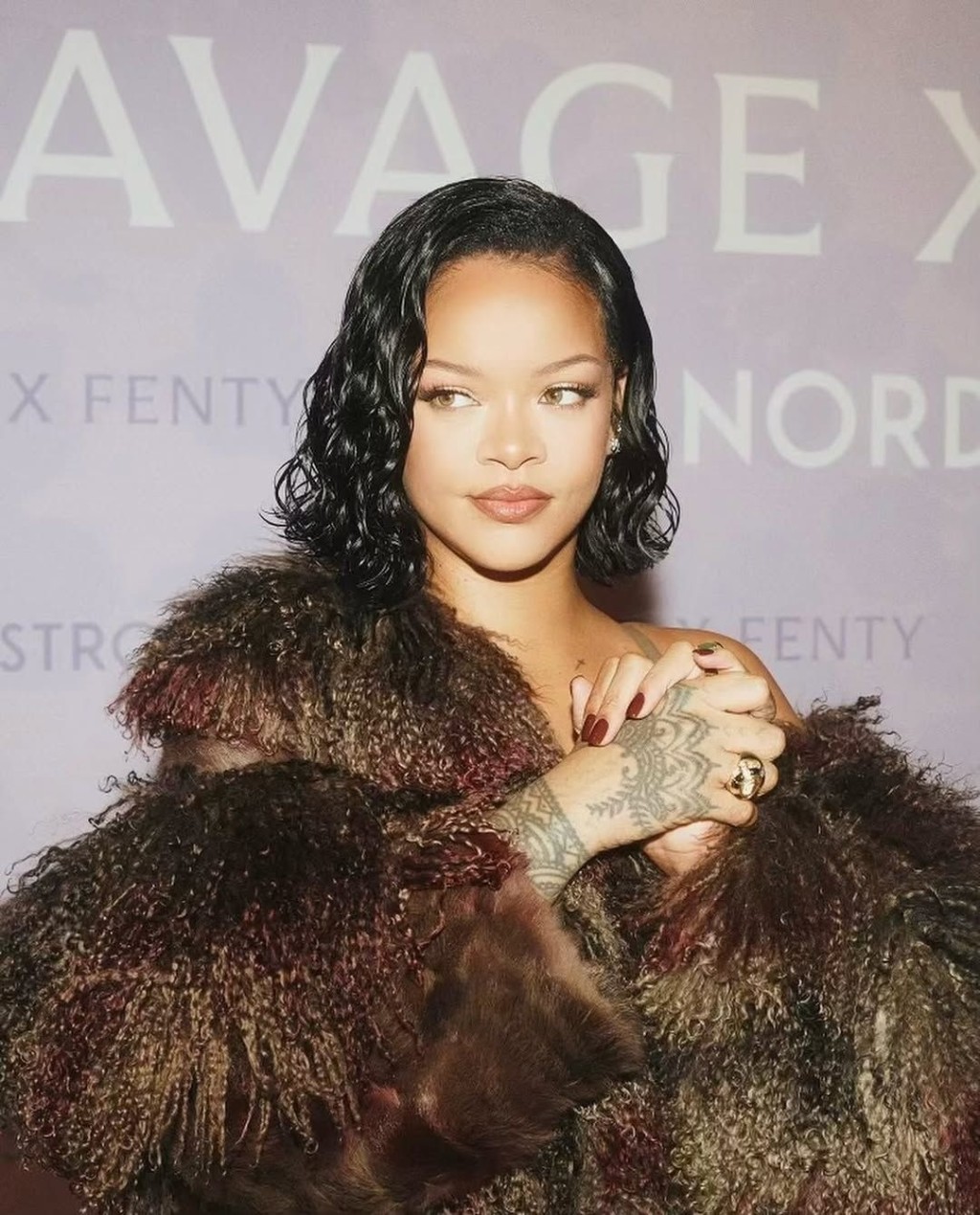 Rihanna'nın iç çamaşırlı cesur pozlarıyla sosyal medya yıkıldı!