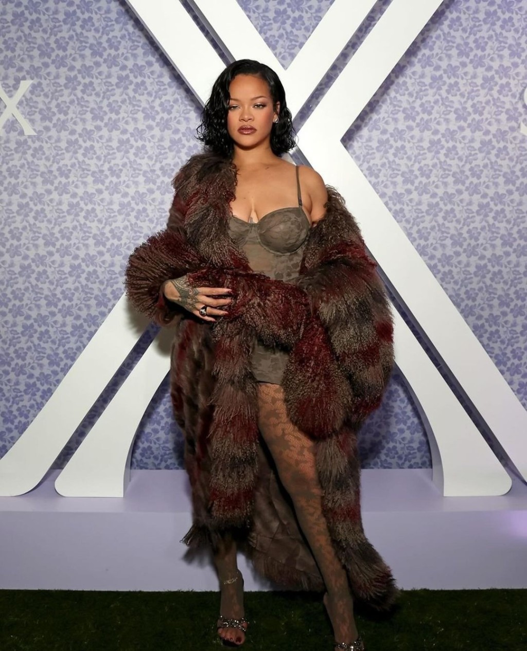 Rihanna'nın iç çamaşırlı cesur pozlarıyla sosyal medya yıkıldı!