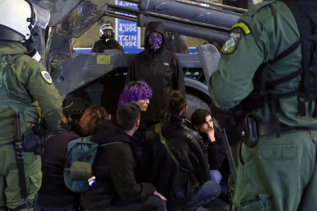 Komşu karıştı: Çok sayıda kişi gözaltında!