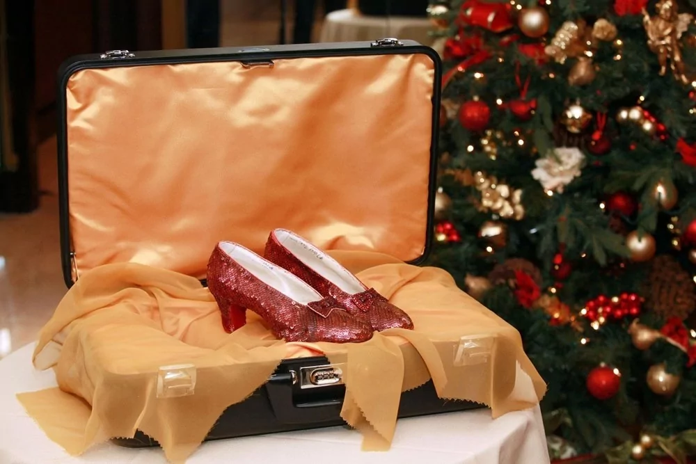 Oz Büyücüsü filmindeki kırmızı ayakkabılar rekor fiyata alıcı buldu!