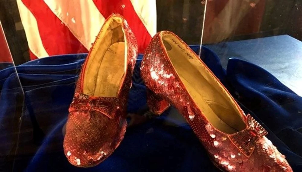 Oz Büyücüsü filmindeki kırmızı ayakkabılar rekor fiyata alıcı buldu!
