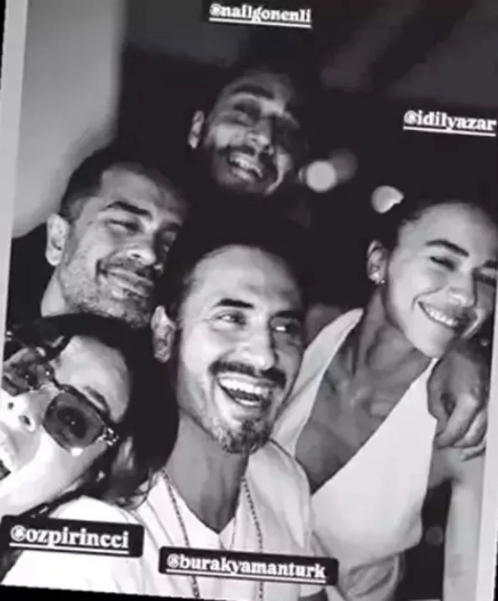 Özge Özpirinçci, Nail Gönenli ve İdil Yazar'ın aşkını paylaştı